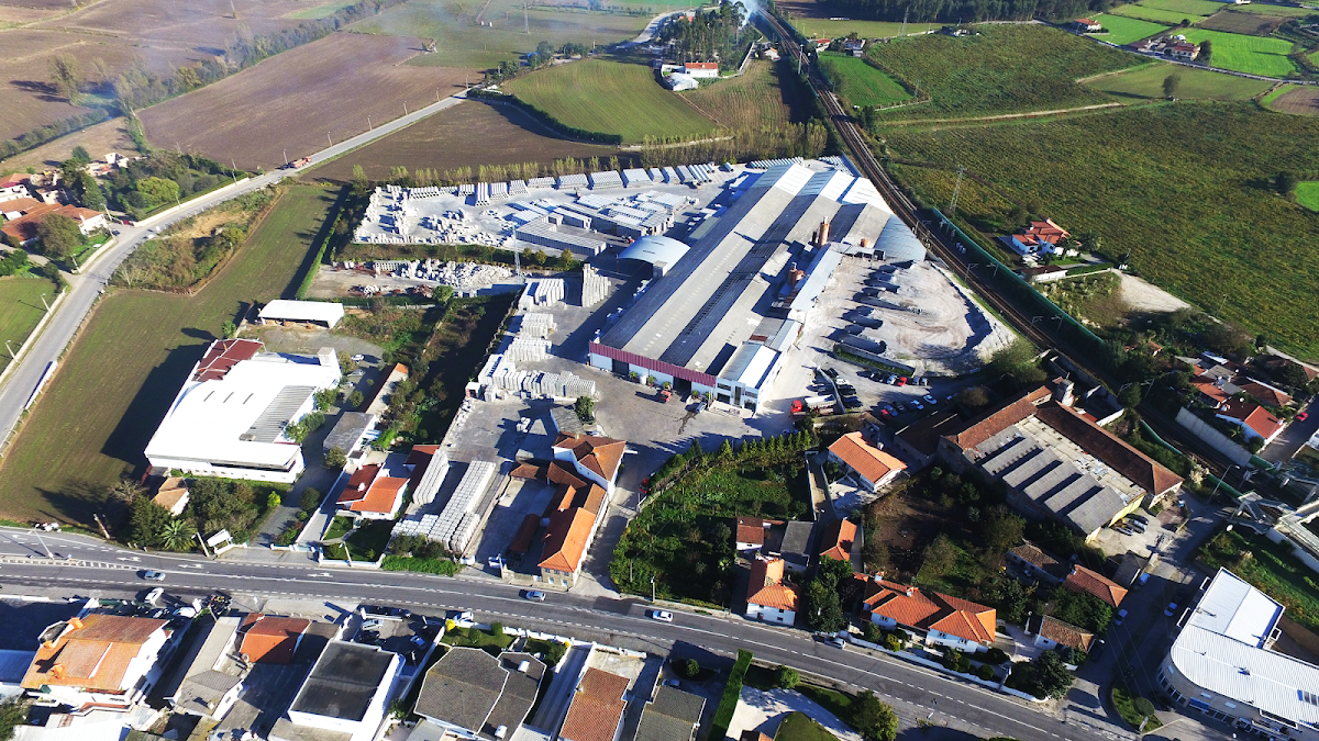A Cimenteira do Louro, SA - Sede e Unidade de Produção Louro