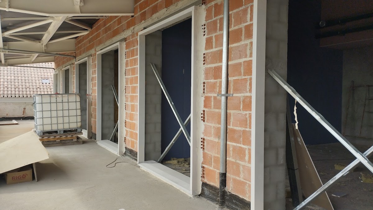 Capoto ladrilhador Alvenaria Remodelação Construção Civil Acabamento Reabilitação de Fachadas Pintura Impermeabilização